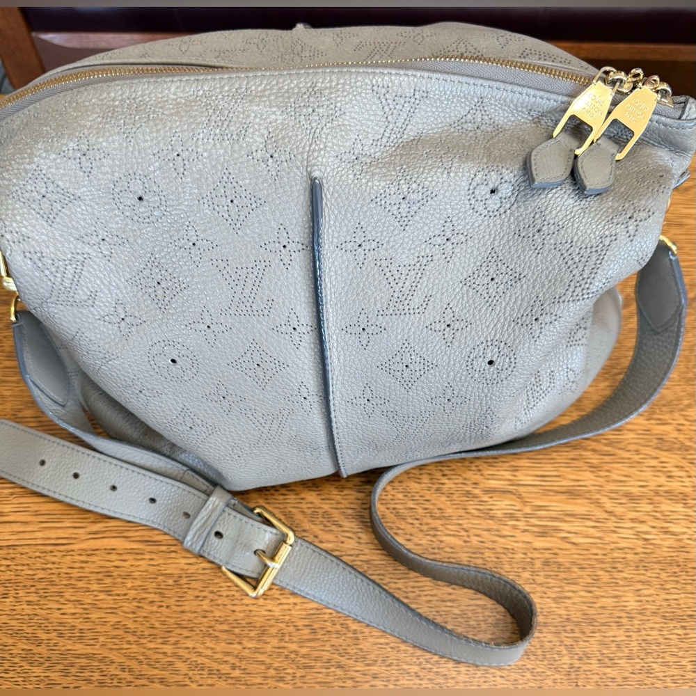 Like new Authenticated Taupe Louis Vuitton MM Mahina Selene excellent + Shop bag - Picture 14 of 15